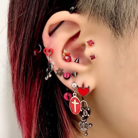 Ear Constellation, Piercing Inspiration, Ear Jewellery, Piercing Inspo, Dr Closet, Cool Ear Piercings, Pretty Ear Piercings, Grunge Jewelry, Cute Ear Piercings