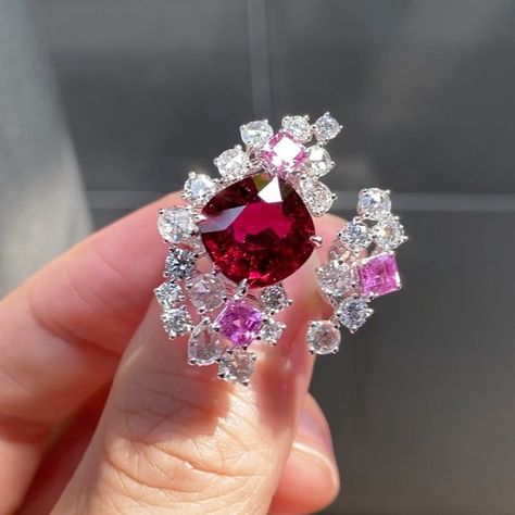 Rubellite Ring, Funky Rings, Jewelry Photography Styling, Jewelry Design Drawing, Jewel Colors, Gold Rings Fashion, Name Jewelry, Jewelry Photography, Diamond Flower