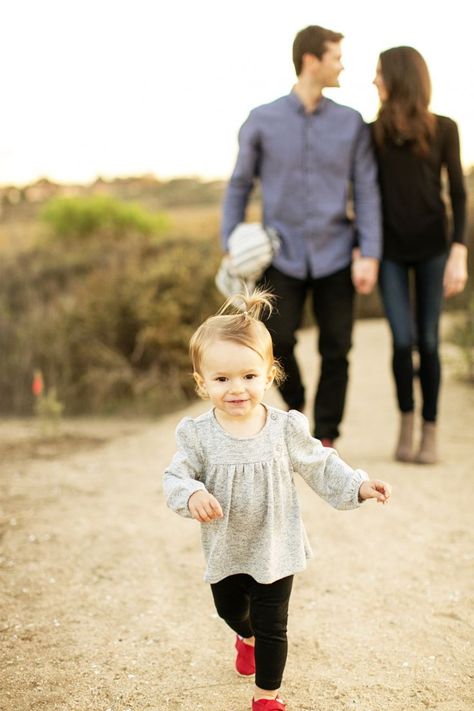 Outfit Photography, Trendy Photography, Toddler Photos, Family Picture Poses, Family Photo Pose, Fall Family Pictures, Family Shoot, Foto Baby, Foto Tips