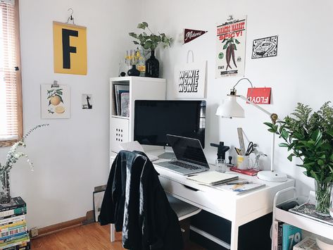 A day in the life of Graphic Designer Francine Thompson | Dribbble Design Blog Illustrator Office, Graphic Designer Room, Design Room Bedroom, Dormitory Design, Graphic Designer Office, Graphic Design Workspace, Home Graphic Design, Designer Room Decor, Graphic Designer Desk