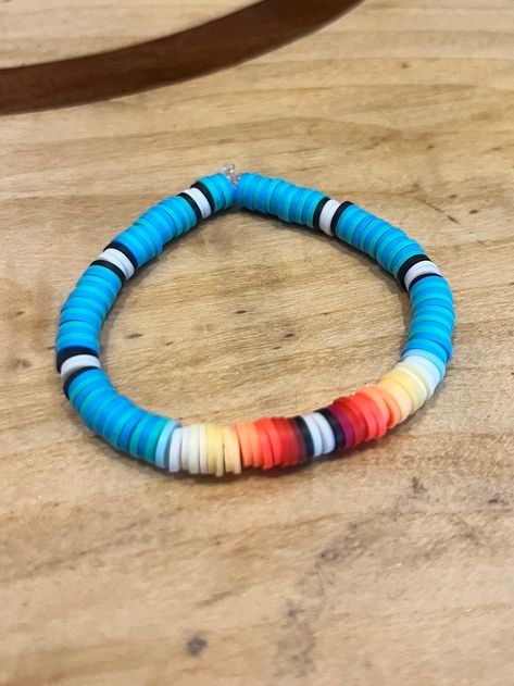 This super cute beaded bracelet is inspired by sunsets in a western desert! This style is sure to add a pop of color to any outfit! Clay Bead Inspiration, Western Clay Bead Bracelet, Western Beaded Bracelets, Country Bracelets, Western Beaded Jewelry, Diy Western Jewelry, Bracket Ideas, Cute Beaded Bracelet, Western Diy