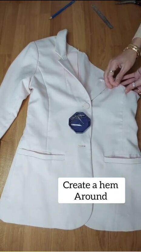 This guide shares an awesome blazer upcycle idea. Cut up a blazer for this amazing look. Repurposed Blazer Ideas, Blazer Upcycle, Diy Jacket Refashion, Hoodie Blazer, Cut Blazer, Shirt Hacks, Ralph Lauren Blazer, Upcycle Tshirt, Diy Jacket