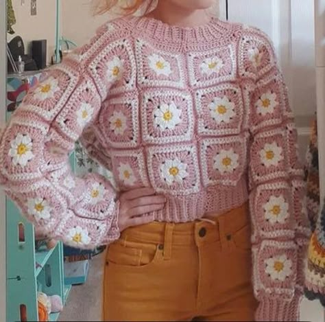 Granny square sweater help (info in comments) : crochetpatterns Daisy Cardigan, Cardigans Crochet, Cardigan Tutorial, Square Sweater, Granny Square Sweater, Gilet Crochet, Crochet Cardigan Sweater, Mode Crochet, Crochet Sweaters