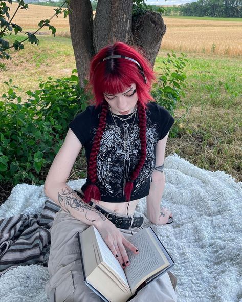 Reading Twilight, Black T Shirt Women, Haunted Garden, Goth Shorts, Harajuku Goth, Grunge Summer, Minga London, Y2k Hair, Gothic Tops