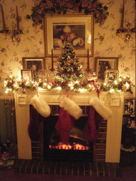 2010 Christmas, Winter Decorating Ideas, Christmas Dreaming, Winter Decorating, Dark Christmas, Cozy Candles, Cosy Christmas, Christmas Time Is Here, Christmas Feeling