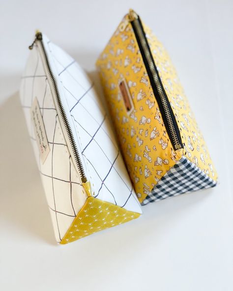 M I N K I K I M (@zeriano) posted on Instagram: “{new YouTube tutorial + PDF pattern} I am so excited to share my new TRIANGLE PENCIL CASE tutorial with you guys!🥳 You would surprise how…” • Feb 22, 2021 at 3:30pm UTC Triangle Pencil Case, Pouch Template, Pencil Case Tutorial, Sewing Illustration, Pencil Case Pattern, Diy Sewing Tutorials, Pouch Sewing, Christmas Ornaments Diy, Small Case