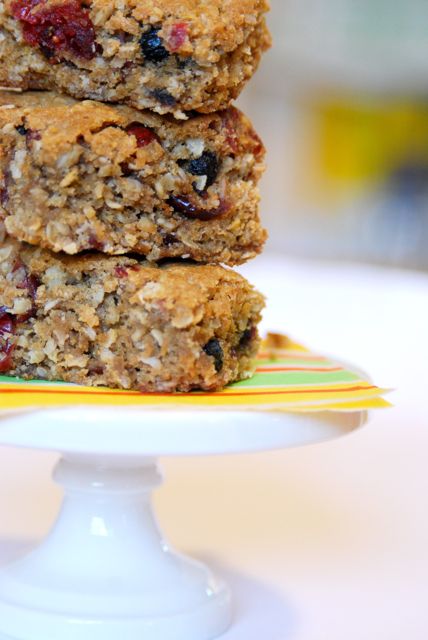 Soft & Chewy "Leftovers" Oatmeal Bars using leftover oatmeal packets.  These were so good! Instant Oatmeal Recipes, Instant Oatmeal Cookies, Chewy Oatmeal Bars, Leftover Oatmeal, Oatmeal Granola Bars, Sweet Oatmeal, Oatmeal Bars Healthy, Instant Oatmeal Packets, Cooking Oatmeal