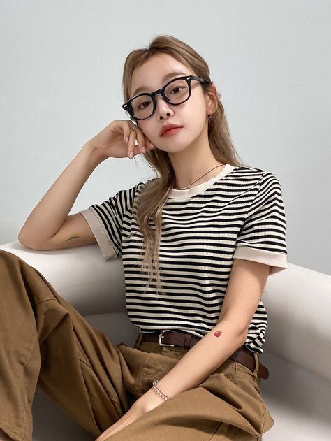 Outfit Rajut, White Striped Shirt Outfit, Ripped Sweater, Office Outfits Women, Korean Casual Outfits, Girls Stripes, Round Neck Tees, Stripe Print, Ladies Tops Fashion