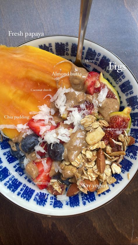 Breakfast fresh seasonal fruit yogurt / smoothie bowl Papaya Bowl Breakfast, Papaya Breakfast Ideas, Papaya Fruit Bowl, Papaya Yogurt Bowl, Farmers Market Breakfast, Food Flicks, Chia Bowls, Papaya Breakfast, Protein Filled Breakfast