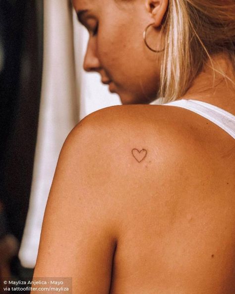 Heart Shoulder Tattoo, Herz Tattoo Klein, Heart Outline Tattoo, Little Heart Tattoos, Red Heart Tattoos, Tiny Heart Tattoos, Shoulder Blade Tattoo, Small Heart Tattoos, Herz Tattoo