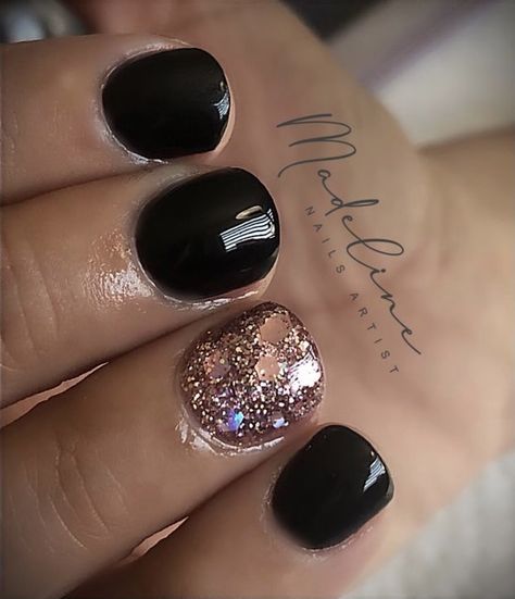 Sns Dipping Powder Nails Matte, New Year Dip Nails, Navy Blue Dip Nails, Black Dipped Nails Ideas, New Years Dip Nails, New Years Nails Dip Powder, Dipped Powder Nails Ideas, Black And Glitter Nails, Short Dip Nails