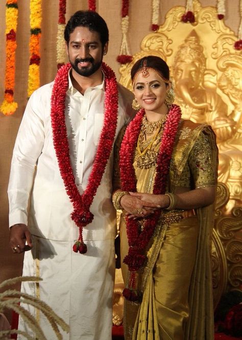 Marriage Pictures, Indian Wedding Garland, Bhavana Actress, Indian Wedding Poses, Kerala Bride, Wedding Photoshoot Props, Marriage Photos, Wedding Saree Collection, South Indian Weddings