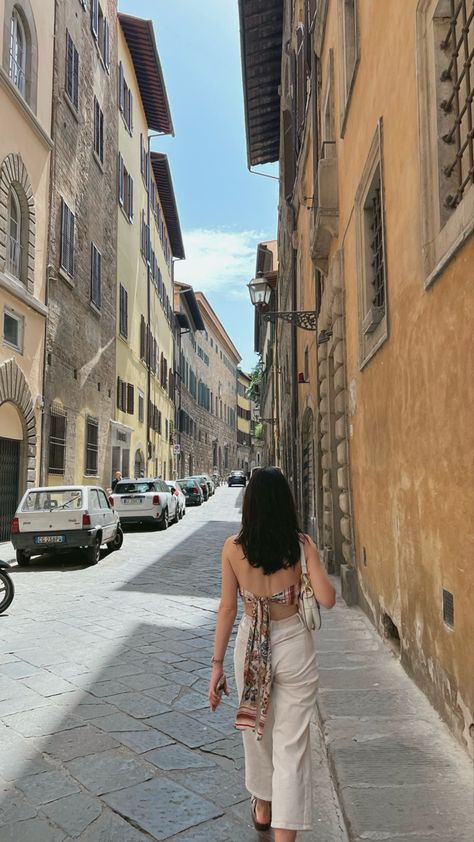 Roman Summer Aesthetic, Florence Style Italy, Florence Italy Aesthetic Outfit, Florence Outfit Summer, Florence Italy Instagram Pictures, Florence Italy Picture Ideas, Italy Photo Inspiration, Florence Italy Photo Ideas, Florence Instagram Pictures