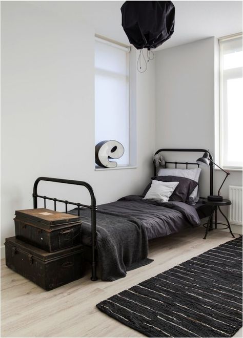 Creating a vintage space doesn't always mean lots and lots of things. If you prefer to keep things minimal, this rooms shows you can still have a stylish vintage space that's pared back. Minimalism Living, Industrial Bedroom Design, Vintage Kids Room, Retro Bedrooms, Minimal Interior Design, Industrial Bedroom, Dekorasi Kamar Tidur, Vintage Industrial Furniture, Single Bedroom