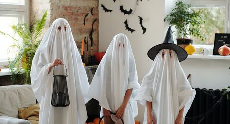 Although Pinterest is great for inspiration, here are some realistic and easy mom & me and family costume ideas! #halloween #halloweencostumes #trickortreat Kostum Halloween, Easter Costume, Ghost Halloween Costume, Ghost Costume, Diy Halloween Costumes Easy, Diy Halloween Costume, Pumpkin Candy, Halloween Geist, Men In Black