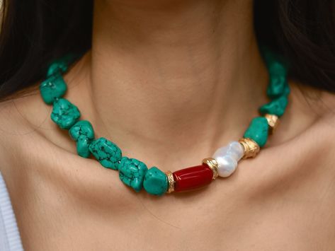 This chunky statement turquoise boho choker is expertly handcrafted from big chunky turquoise gemstones, a baroque pearl, and a coral gemstone. The centerpiece of this boho turquoise jewelry features a large baroque pearl, a coral gemstone, and four 14k gold-plated brass beads, all complemented by a delightful assortment of genuine turquoise gemstones. This genuine turquoise necklace is a true testament to the beauty of nature's treasures. Upgrade your look with this chic bohemian necklace featuring beautiful blue turquoise beads that have a timeless charm. This baroque pearl and turquoise bead necklace has a simple and elegant design that goes well with any outfit. Whether for daily wear or special occasions, this gemstone choker will bring you joy. 💚 This natural stone choker is definit Turquoise Bead Necklace, Turquoise Beads Necklace, Coral And Turquoise Necklace, Chunky Necklace Beads, Chunky Gemstone Necklace, Turquoise Statement Jewelry, Turquoise Coral Jewelry, Chunky Stone Necklace, Boho Chique