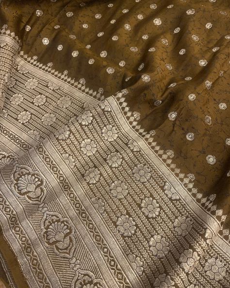 Brocade Tanchoi #vintagefashion #indianfashion #vintagesaree Paisley Art, Border Embroidery Designs, Saree Design, Border Embroidery, Bracelet Crafts, May 22, Saree Designs, Indian Fashion, Embroidery Designs