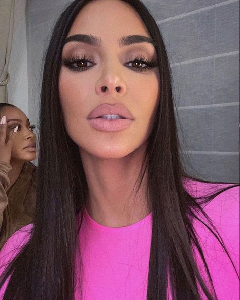 // k i m Kim Kardashian Selfie, Estilo Kim Kardashian, Kardashian Makeup, Anastasia Beverly Hills Dipbrow, Estilo Kardashian, Kim Kardashian Outfits, Kardashian Outfit, Kim Kardashian Style, Kylie Kristen Jenner