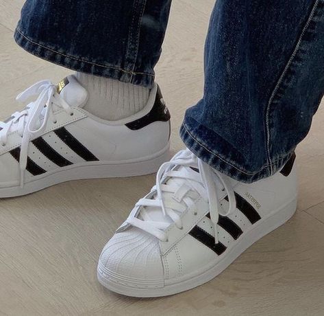 White Superstars Outfit, White Adidas Superstar Outfit, Trendy Adidas Shoes, Adidas Superstar Outfit, Superstar Outfit, Обувь Air Jordan, Adidas Superstar Black, Dream Things, Fotografi Urban