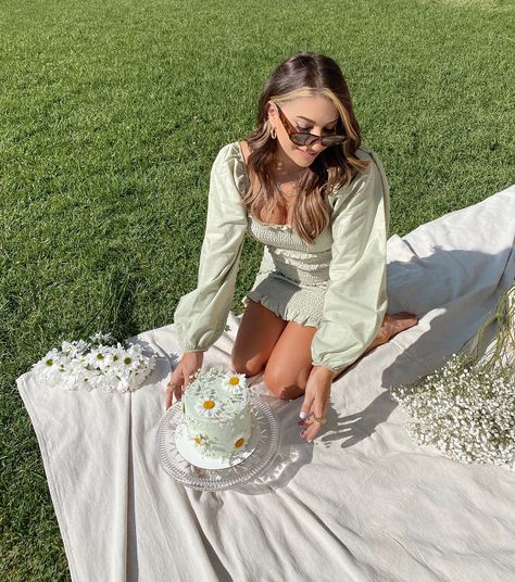 Birthday Thoughts + The Dreamiest Birthday Picnic Picnic Photo Shoot, Picnic Pictures, Picnic Photography, Picnic Birthday Party, Birthday Picnic, 21st Birthday Photoshoot, Picnic Inspiration, Picnic Birthday, Picnic Dress