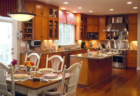 80s House Interior Kitchen, 80s House Aesthetic Kitchen, 90s American House Interior, Momcore Aesthetic House, American Suburban House Interior, Suburban American House, 80s House Interior Bedrooms, 2000s Home Aesthetic, 90’s House