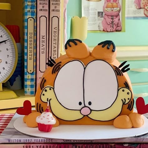 Cake Arch, Garfield Cake, Garfield Birthday, Comic Cake, Chocolate Pinata, Cake Decorating Flowers, Mini Torte, 귀여운 음식 그림, Cartoon Cake