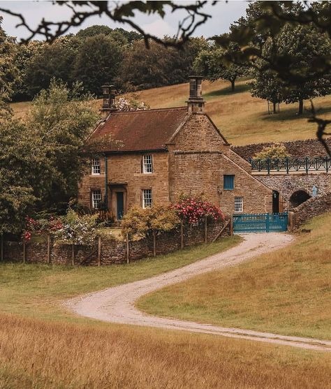 English Cottage Exterior, Old English Cottage, Scottish Cottages, Countryside Cottage, English Country Cottage, Cottage Aesthetic, Casa Country, Cottage Exterior, English Cottage Style