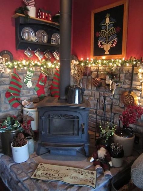 See our Christmas decoration ideas that are fairly simple to make and which you can use all around the house, even the fridge, to set the festive spirit. Wood Burning Stove Decor, Wood Stove Decor, Corner Wood Stove, Stove Decor, Wood Stove Hearth, Rustic Italian Home, Wood Stove Fireplace, Rustic Italian, Hanging Stockings