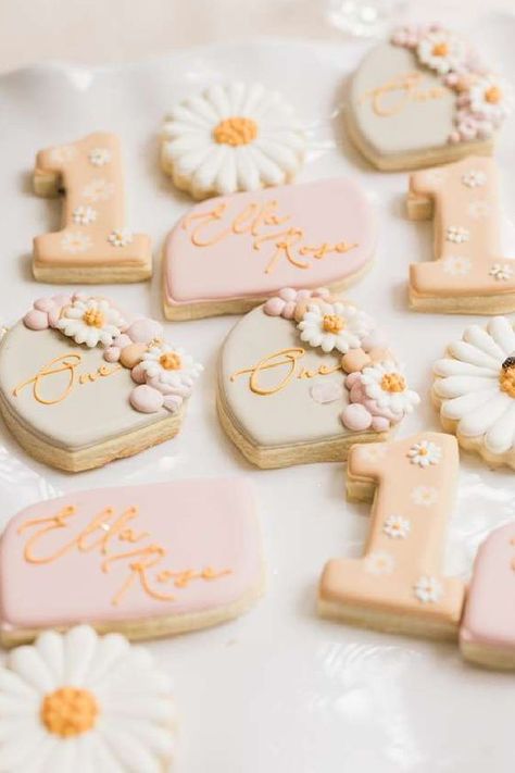 Flower Themed One Year Birthday, Daisy Birthday Cookies Decorated, Onederful Birthday Party Girl Daisy, Boho Daisy First Birthday Theme, 1st Birthday Girl Flower Theme, Daisy Birthday Cookies, First Birthday Girl Flower Theme, First Birthday Cookies Girl, 1st Birthday Girl Party Ideas Themes