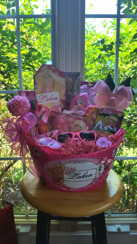 Barbie Basket, Hommade Gifts, Homemade Gift Baskets, Unique Gift Baskets, Kids Gift Baskets, Basket Diy, Barbie Gifts, Birthday Basket, Gift Baskets For Women