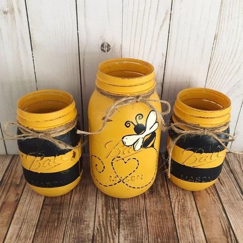 Bee Mason Jars, Honey Business, Maluchy Montessori, Quart Size Mason Jars, Honey Bee Decor, Mason Jar Projects, Jar Art, Diy Jar Crafts, Bee Party