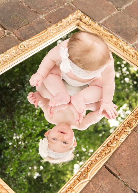 Baby reflection mirror photo - baby photo - kingsport photographer - #EnvisionPhotographyByApril #AprilBooher Baby Picture Ideas, 6 Month Baby Picture Ideas, Photo Bb, Baby Birthday Photoshoot, Foto Kids, Baby Milestones Pictures, 1st Birthday Photoshoot, Newborn Baby Photoshoot, Baby Boy Photography