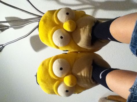 Homer Simpson slippers! 😜 Fun Slippers Aesthetic, Weird Slippers, Homer Simpson Slippers, Plushie Slippers, Simpson Slippers, Slippers Funny, Cool Slippers, Funny Slippers, Girly Christmas Gifts