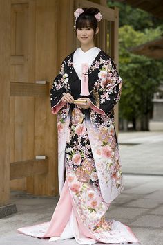 Japanese Wedding Dress, Traditional Japanese Clothing, Japanese Traditional Clothes, Japanese Wedding, Mode Kimono, Japanese Clothing, Wedding Kimono, Traditional Kimono, Japanese Dress