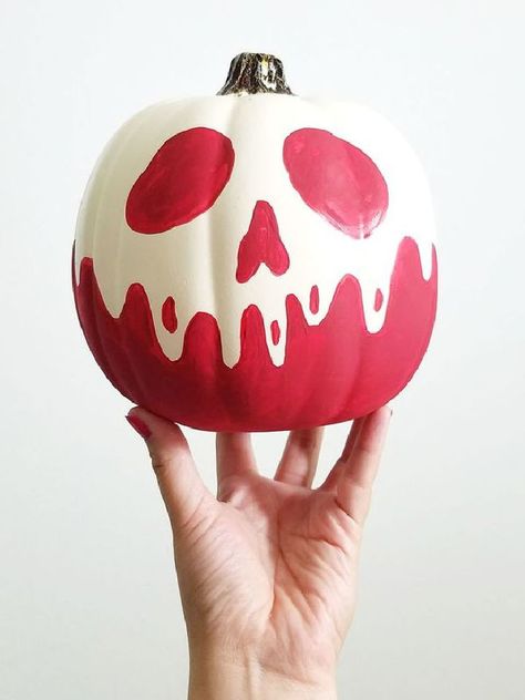 Apple Pumpkin Painting, Poison Apple Pumpkin, Julkransar Diy, Halloween Pumpkin Crafts, Moldes Halloween, Creative Pumpkin Painting, Pumpkin Decorating Contest, Apple Pumpkin, Halloween Decor Diy