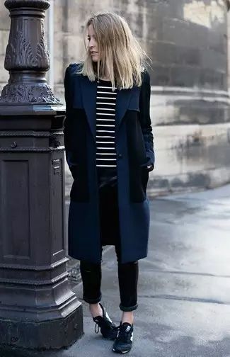 Navy Coat with Scarf Outfits For Women (29 ideas & outfits) | Lookastic Navy Trench Coat Outfit, Navy Coat Outfit, Sneaker Street Style Women, Outfit Minimalista, Trenchcoat Outfit, Navy Trench Coat, Sneaker Outfits Women, Nautical Outfits, Trench Coat Outfit