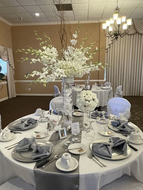 Silver Grey And White Wedding Theme, Silver Table Centerpiece Ideas, Ivory And Silver Wedding Decor, Silver White Decorations Party, Silver Party Centerpieces, Silver Quince Decorations, Gray And White Wedding Theme, White And Silver Graduation Party, Silver Wedding Decorations Receptions