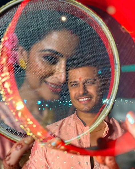 Karva Chauth Photoshoot Couple, Karva Chauth Couple Pose, Karwa Chauth Photoshoot Couple, Karva Chauth Poses With Husband, Karva Chauth Photoshoot Ideas, Karwa Chauth Poses For Couples, Karva Chauth Photoshoot, Karwa Chauth Photoshoot, Poses For Karwachauth