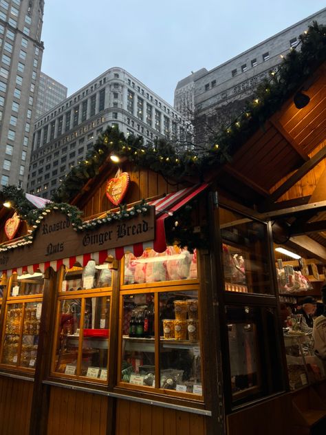 Chicago Aesthetic Christmas, Nyc Christmas Market, Christkindle Market Chicago, Chicago Christmas Market, Christmas In Chicago Aesthetic, Christmas Street Aesthetic, Christmas In The City Aesthetic, Christmas Cafe Aesthetic, Chicago Christmas Aesthetic