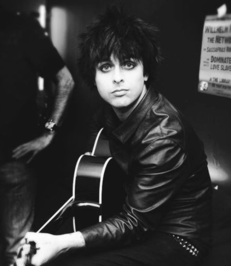 Billie Joe Armstrong / GREEN DAY Billy Joe Armstrong, Jason White, Green Day Billie Joe, Tré Cool, Joe Armstrong, Billie Joe Armstrong, Person Sitting, Michael Clifford, Gerard Way