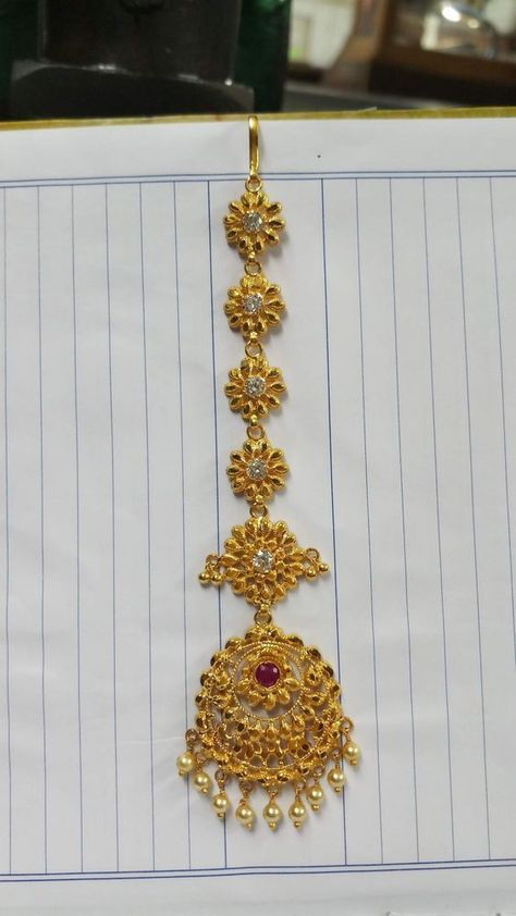 Gold Maang Tikka Designs, Gold Maang Tikka, Tikka Designs, Mang Tika, Tikka Jewelry, Mang Tikka, Bridal Jewelry Sets Brides, Jewelry Kids, Bridal Necklace Designs