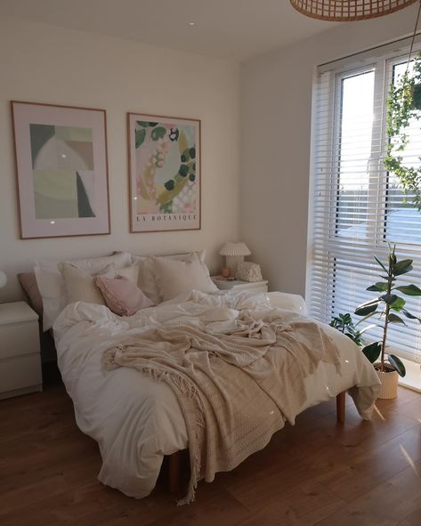 I am patiently waiting for the sunny days to come back ☀️ Cute Cozy Bedroom Ideas, Small Bedroom Ideas Cozy, Uni House, Room Wishlist, Apartment Vibes, Earthy Home, Bedroom Cozy, Room Stuff, Patiently Waiting