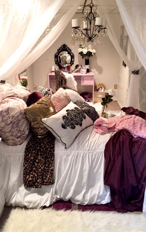 Fashion Room Aesthetic, 2014 Room, 2000s Bedroom, Dorm Apartment, Home Decor Wallpaper, Future Apartment Decor, Home Decoration Ideas, Decor Wallpaper, Room Design Ideas