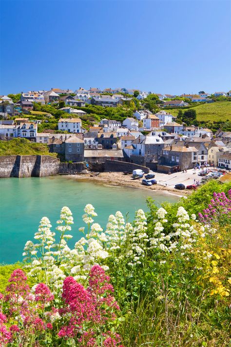 Uk Road Trip, Port Isaac, Uk Beaches, Uk Summer, Seaside Village, Cornwall England, Countries To Visit, Uk Clothing, Beaches In The World