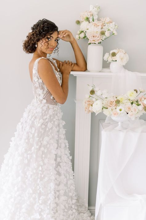 Curly Bridal Hairstyles Black Women, Afro Wedding Hairstyles, Curly Updos, Curly Bridal Hair, Chic Wedding Style, Natural Hair Wedding, Floral Wedding Gown, Natural Wedding Hairstyles, Wedding Style Inspiration