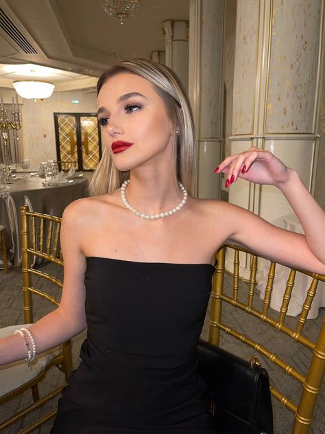 Black And Pearls Outfit Classy, Pearl Necklace With Black Dress, Black Prom Dress With Pearls, Pearl Necklace Black Dress, Black Dress And Pearls Outfit Classy, Black Dress Pearl Necklace Outfit, Pearls With Black Dress, Black Dress With Pearl Accessories, Black Dress With Pearls Classy