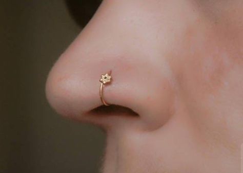 Noserings Indian Gold, Simple Nath Nose Ring, Nosepins Indian Gold, Indian Nose Ring Stud, Gold Nose Ring Design, Nosepin Design, Nose Ring Aesthetic, Nose Ring Stud Gold, Nose Pin Gold