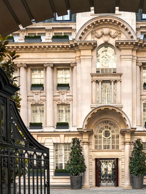 Rosewood London, Fasad Design, Rosewood Hotel, Hotel Exterior, Travel Guide London, Classic Architecture, Iron Gates, London Hotels, Classical Architecture