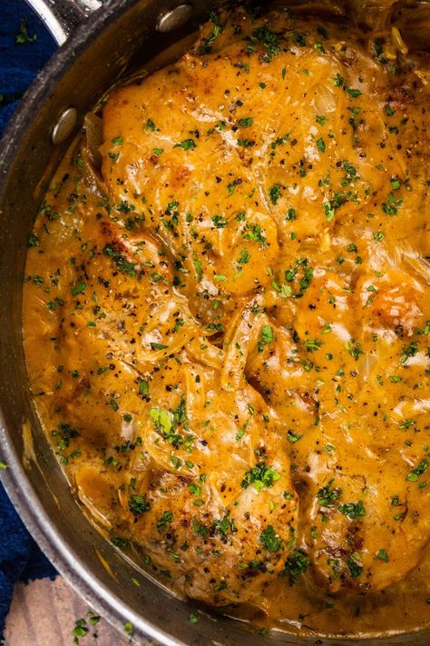 Smothered Chicken Breast With Gravy, Smothered Chicken With Gravy, Southern Smothered Chicken, Smothered Recipes, Chicken With Gravy, Smothered Chicken Recipe, Smothered Chicken Recipes, Chicken Gravy Recipe, Southern Chicken