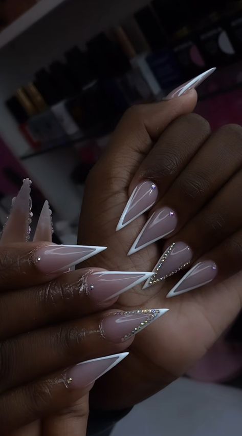 Nude Stilleto Nail Ideas, Graduation Nail Art Design, V French Tip With Rhinestones, Pointy French Tip Nails Stilettos, Short Acrylic Nails Stilettos Ideas, Nail Ideas Sharp, Graduation Nails Stiletto, Long Sharp Nails Design, Stilleto Short Nail Designs